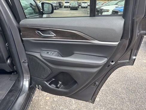 Used 2026 Jeep Grand Cherokee Altitude image 23