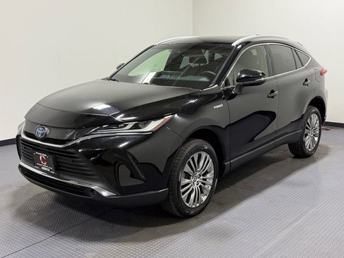 Used 2021 Toyota Venza LE image 1