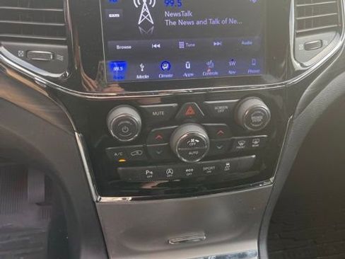 Used 2019 Jeep Grand Cherokee Laredo w/ Laredo X Package image 5