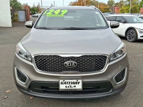 Used 2017 Kia Sorento LX image 2
