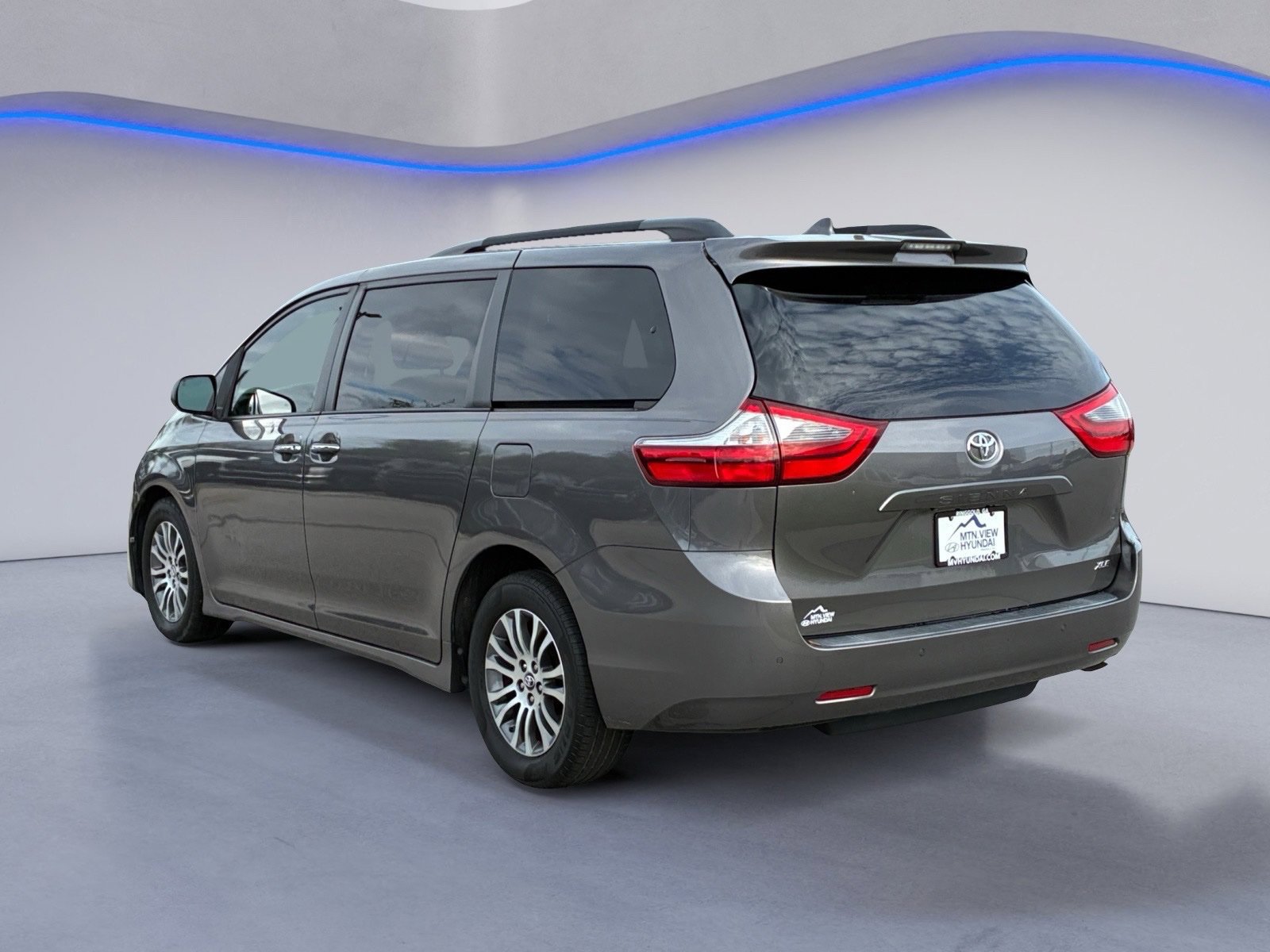 Used 2020 Toyota Sienna XLE Premium FWD image 3