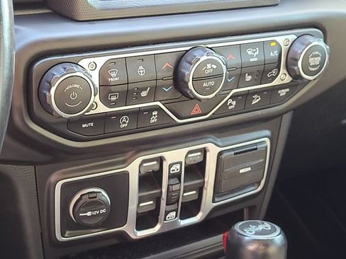 Used 2018 Jeep Wrangler Unlimited Sahara w/ Uconnect 4C Nav & Sound Group AWD/4WD image 20