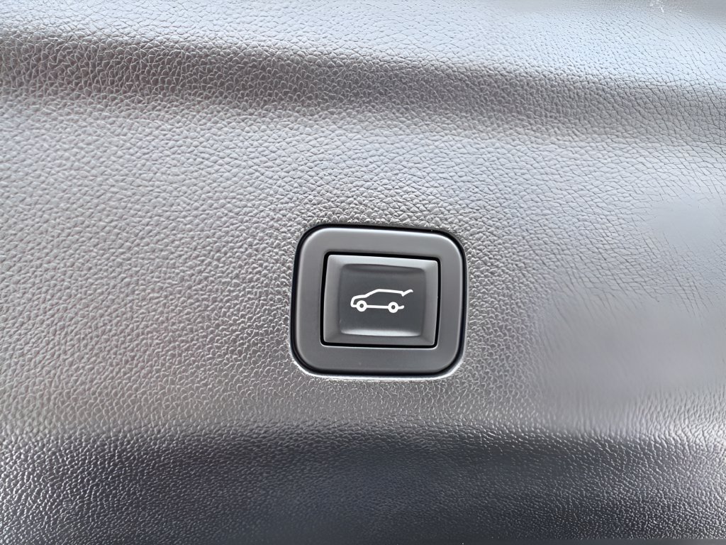 Used 2025 GMC Yukon Denali RWD image 31