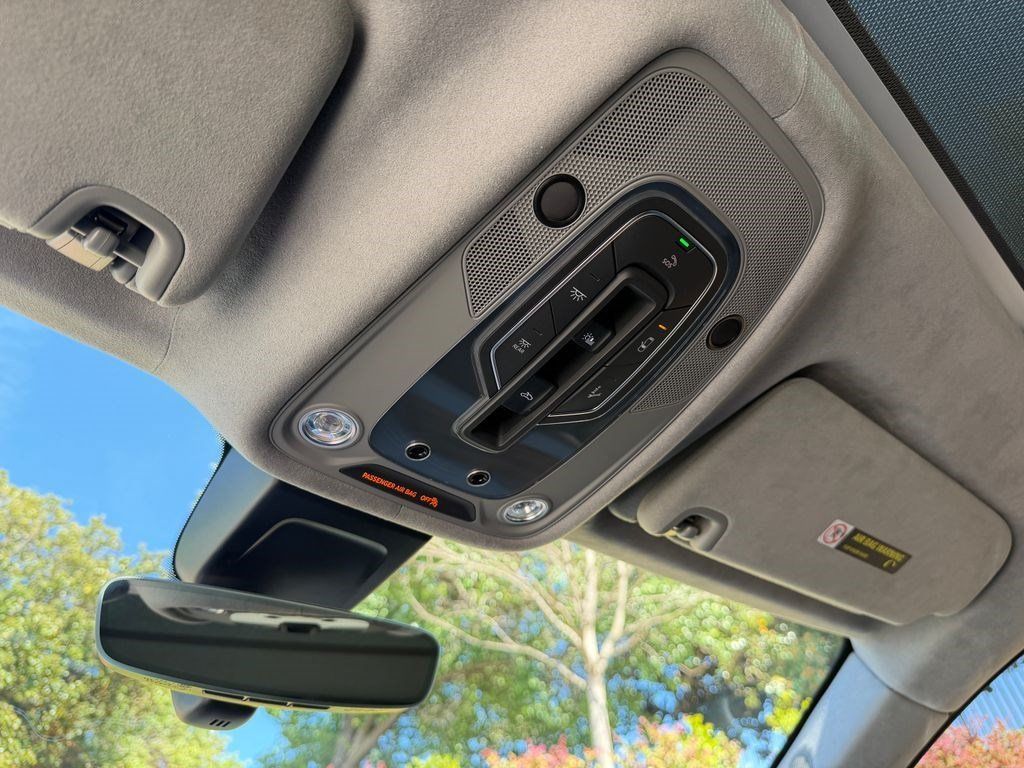 Certified 2025 Bentley Bentayga AWD/4WD image 31