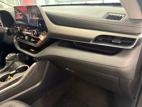 Used 2024 Toyota Highlander Limited AWD/4WD image 23