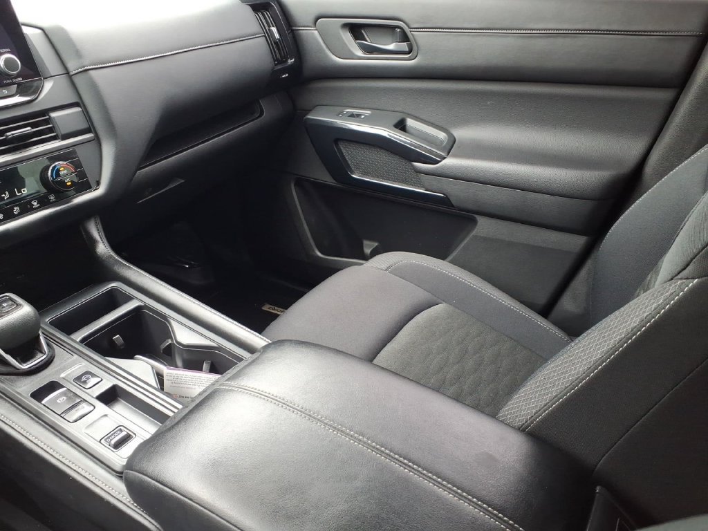 Used 2024 Nissan Pathfinder S FWD image 12
