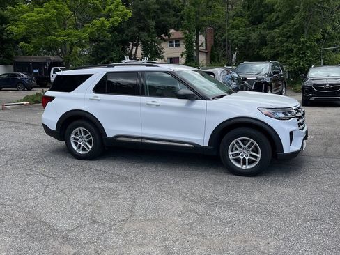 Used 2025 Ford Explorer Active AWD/4WD image 10