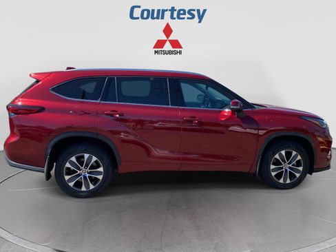 Used 2021 Toyota Highlander XLE AWD/4WD image 8