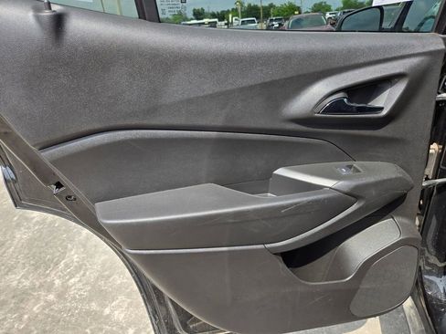 Used 2025 Chevrolet Trax LT w/ LT Convenience Package FWD image 26