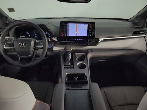Used 2022 Toyota Sienna XSE image 27