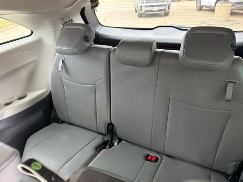 Used 2024 Toyota Sienna XLE FWD image 18