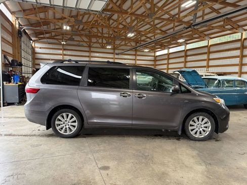 Used 2017 Toyota Sienna XLE AWD/4WD image 7