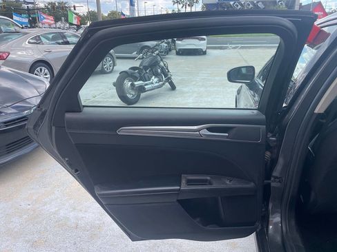 Used 2020 Ford Fusion SE image 11