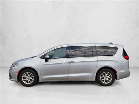 Used 2023 Chrysler Pacifica Touring-L image 8