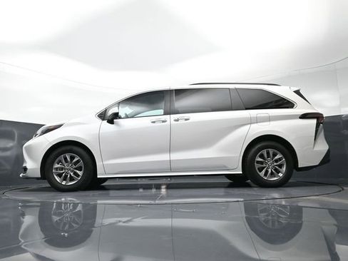 Used 2024 Toyota Sienna XLE image 51