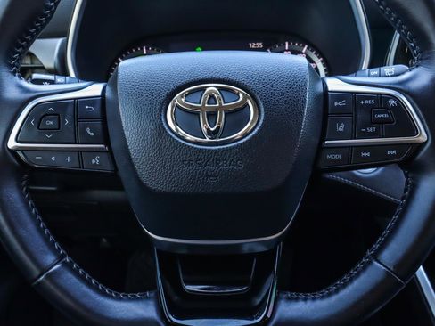 Used 2021 Toyota Highlander XLE image 18