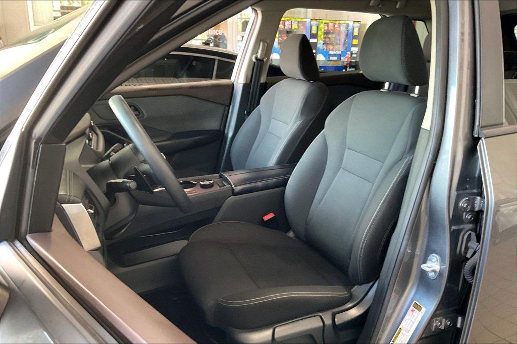 Used 2023 Nissan Rogue S AWD/4WD image 3