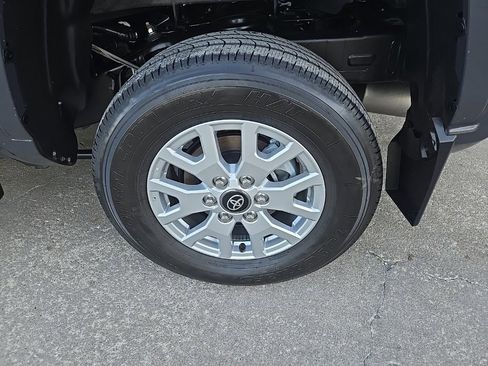 Used 2025 Toyota Tacoma SR5 image 31