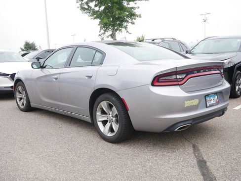 Used 2017 Dodge Charger SXT RWD image 4