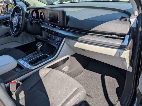 Used 2023 Kia Carnival LX image 18