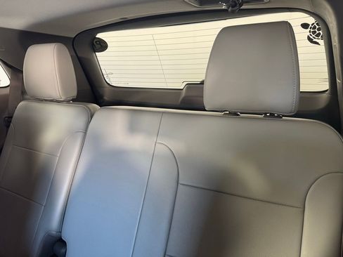 Used 2020 Chevrolet Traverse LT w/ LT Premium Package FWD image 12