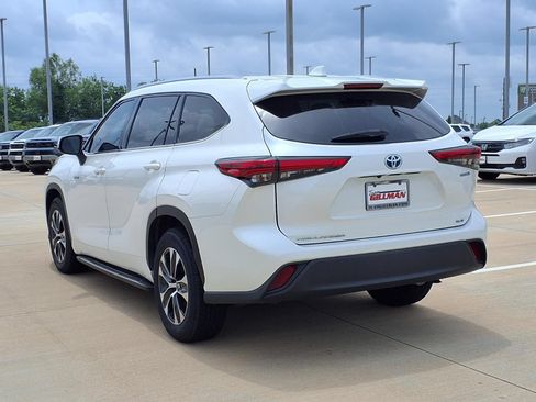 Used 2020 Toyota Highlander XLE FWD image 2
