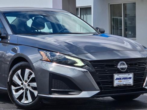 Used 2024 Nissan Altima 2.5 S FWD image 3