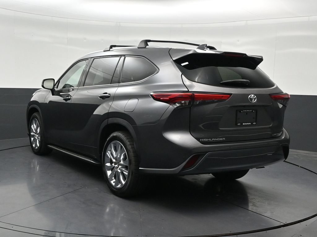 Used 2023 Toyota Highlander Limited FWD image 3