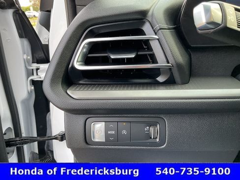 Used 2025 Chevrolet Traverse LT FWD image 41
