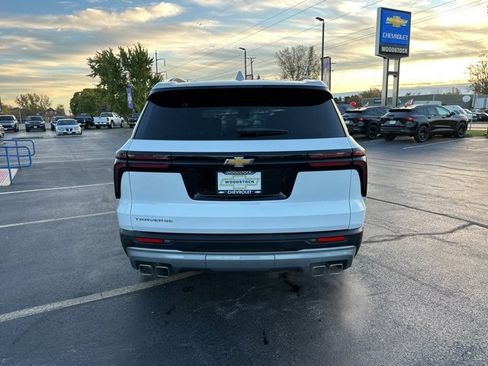 Used 2025 Chevrolet Traverse LT image 4