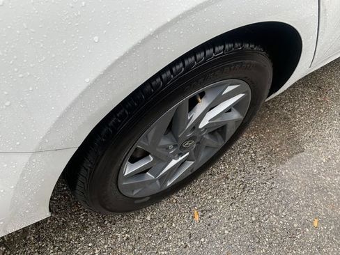 Certified 2024 Hyundai Elantra SEL FWD image 5