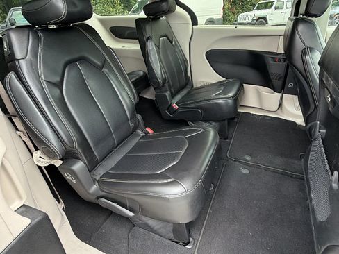 Used 2024 Chrysler Pacifica Touring-L FWD image 20
