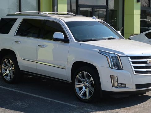Used 2018 Cadillac Escalade Premium Luxury image 5