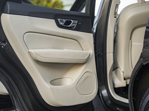 Used 2018 Volvo XC60 T6 Momentum w/ Convenience Package image 33