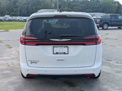 Used 2024 Chrysler Pacifica Touring-L FWD image 4