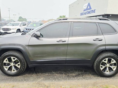 Used 2018 Jeep Cherokee Trailhawk AWD/4WD image 3