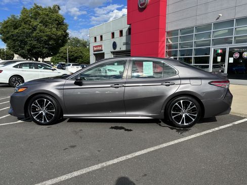 Used 2019 Toyota Camry SE w/ Audio Package FWD image 4