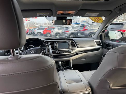 Used 2019 Toyota Highlander XLE AWD/4WD image 13
