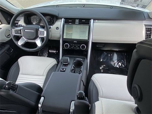 Used 2025 Land Rover Discovery Dynamic SE image 14