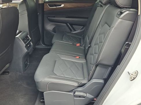 Used 2025 Volkswagen Atlas SE image 13