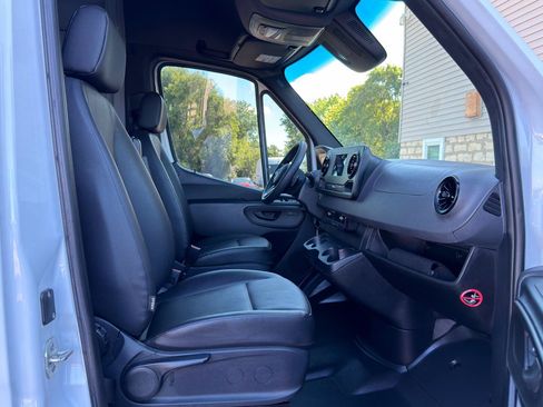 Used 2024 Mercedes-Benz Sprinter 2500 image 10