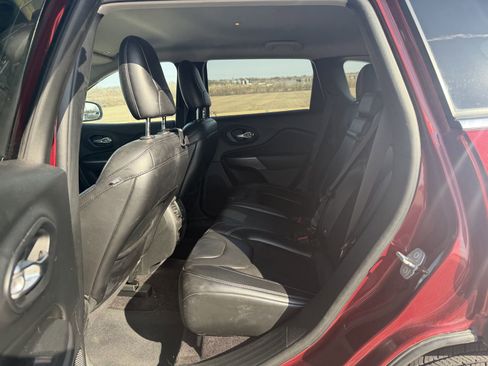 Used 2019 Jeep Cherokee Latitude Plus w/ Comfort/Convenience Group image 5