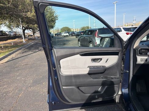 Used 2025 Honda Pilot EX-L image 9