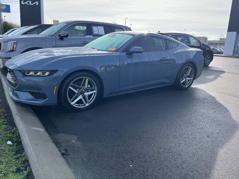 Used 2024 Ford Mustang Premium image 5