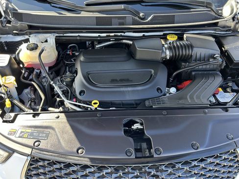 Used 2024 Chrysler Pacifica Touring-L image 29