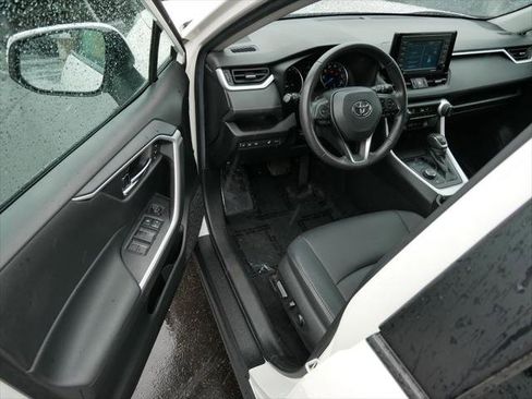 Certified 2022 Toyota RAV4 XLE Premium AWD/4WD image 10