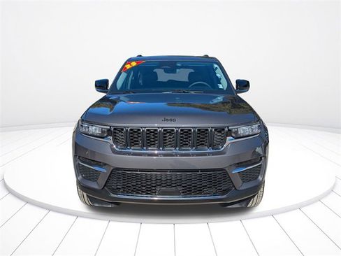 Used 2023 Jeep Grand Cherokee Limited image 9