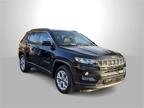 Used 2025 Jeep Compass Latitude image 2