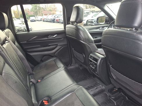 Used 2023 Jeep Grand Cherokee Altitude image 14