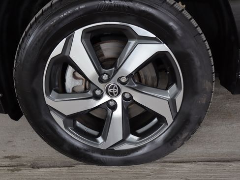 Used 2023 Toyota RAV4 SE w/ Weather & Moonroof Package image 28